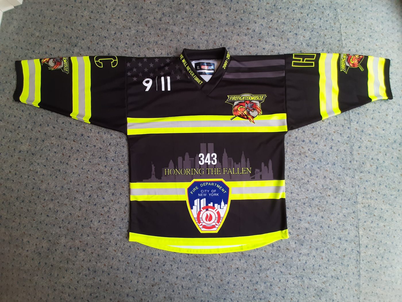 Eishockeytrikot von FIREFIGHTERMUSCLE zum Gedenken an 9/11 mit der Aufschrift "343 Honoring the Fallen"