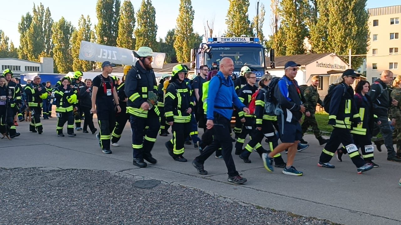 Feuerwehrleute und THW Gotha beim gemeinsamen Spendenmarsch